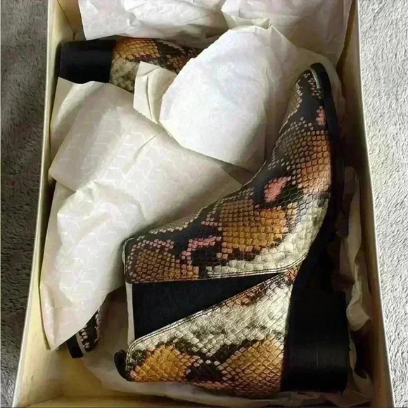 Marc Fisher Yale Chelsea Boot in Snake Embossed Size 5.5 NIB - Picture 4 of 12